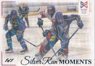 YOUNG LIONS U18 HLINKA/GRETZKY CUP 2023 - Kos bojuje se Švédem Perssonem č. SRM-34 Silver Run Moments 1of1